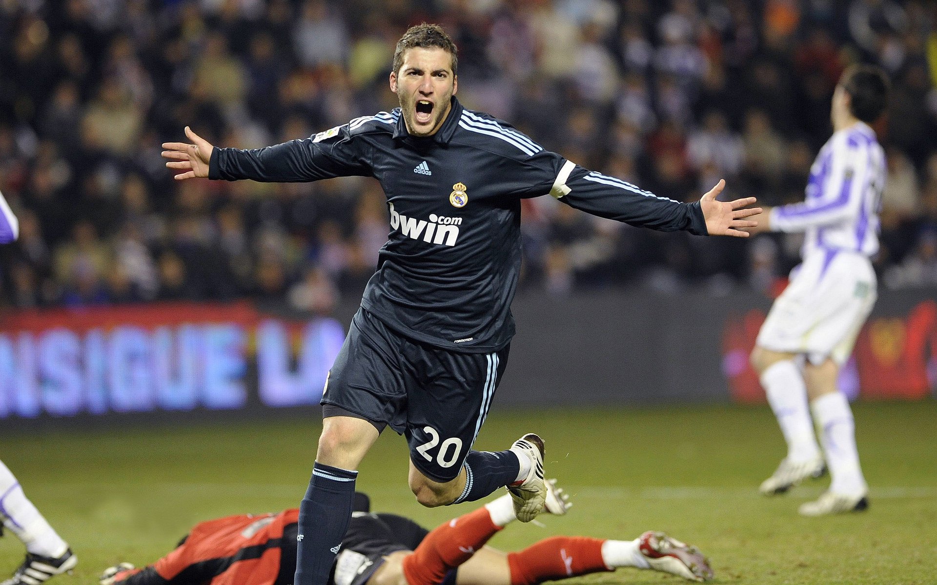 赛道上的利刃，维尼修斯在F1揭幕战之夜持续制造杀伤