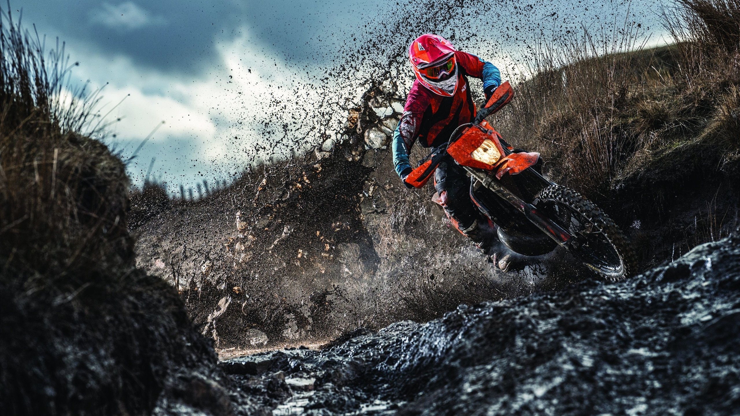 赛道上的绝杀，阿斯顿马丁逆袭，塞恩斯状态引爆F1新格局