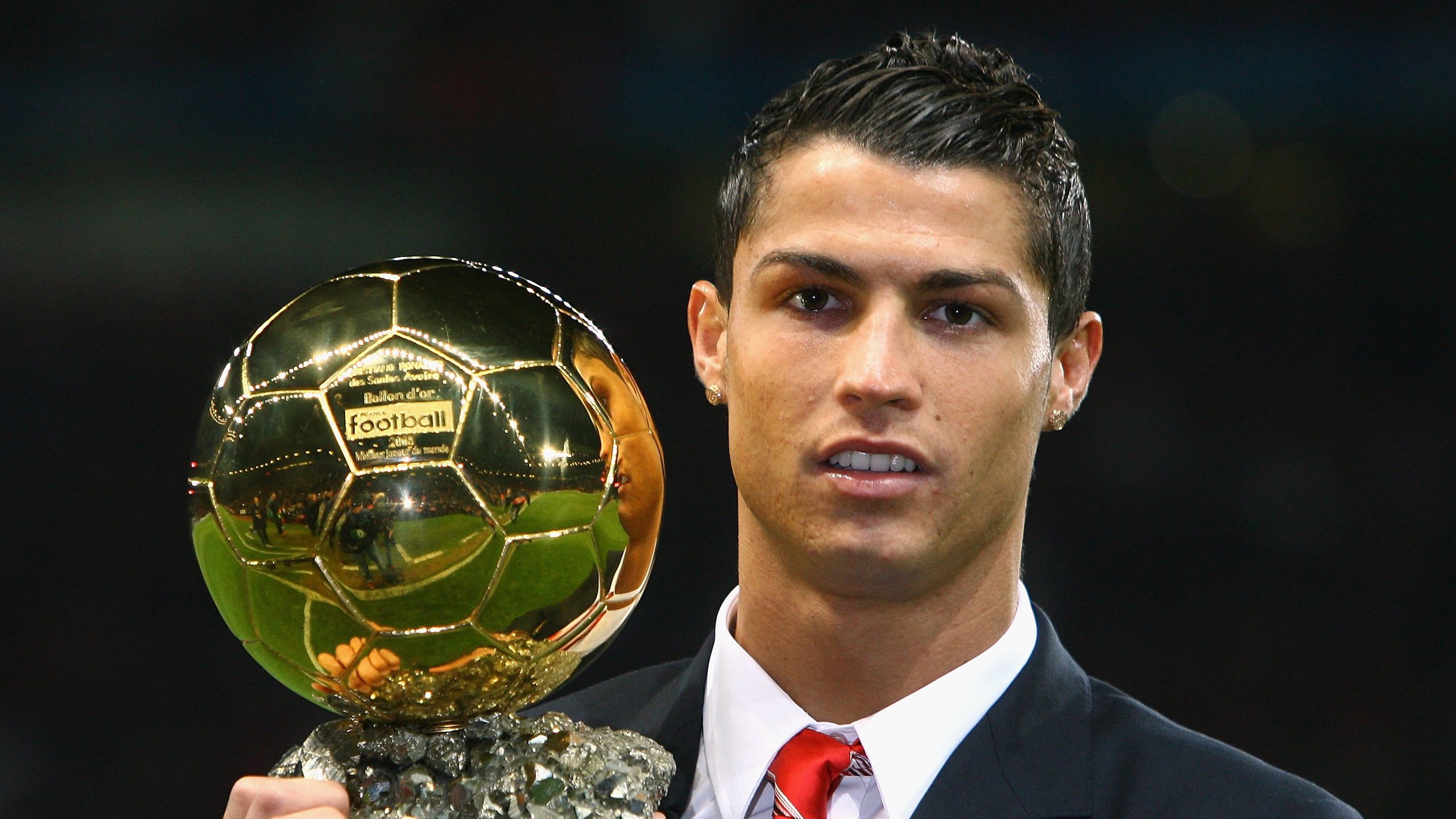 新王加冕！阿尔卡拉斯ATP总决赛轻取年终冠军，点燃时代更迭的赛场